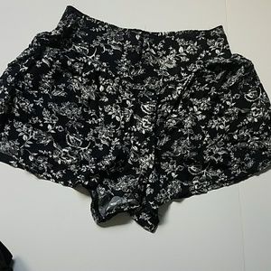 Boohoo flowy shorts